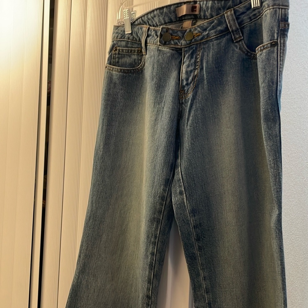 F21 jeans with 2 buttons on front and pockets on back